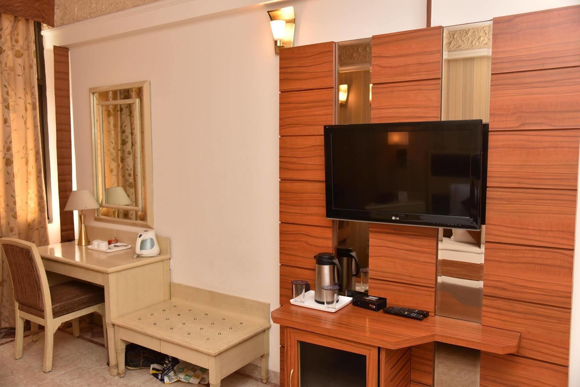 Hotel Park Grand Chandīgarh Exterior foto